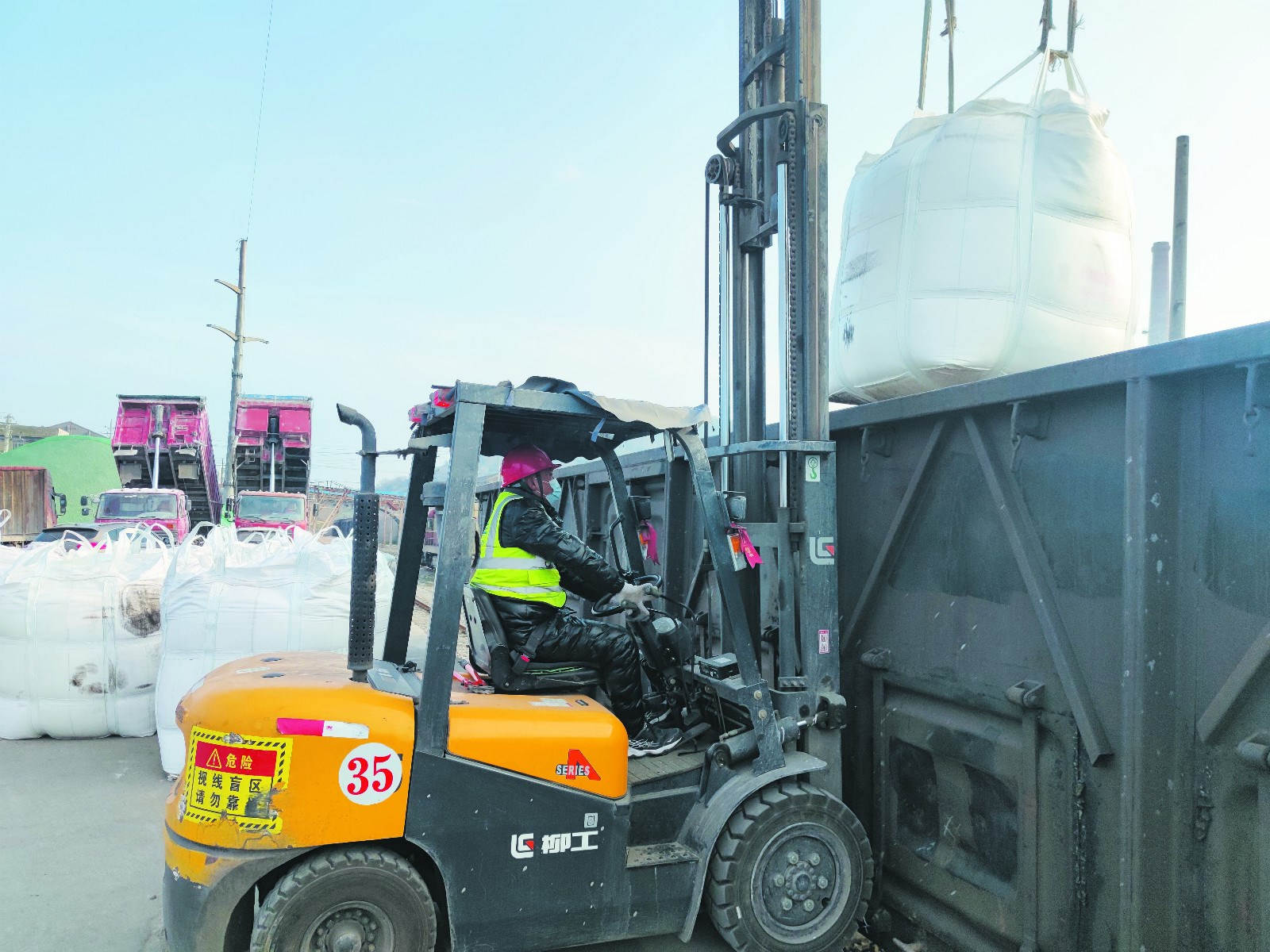 安博电竞中磷员工正加班加点忙装卸_meitu_18.jpg